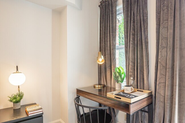 Building Photo - ROOM ONLY in 5-bed/2.0-bath Home