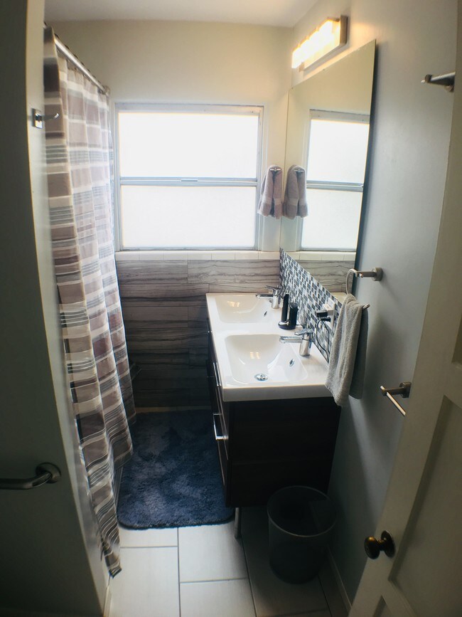 Foto del edificio - 5625 Riley St
