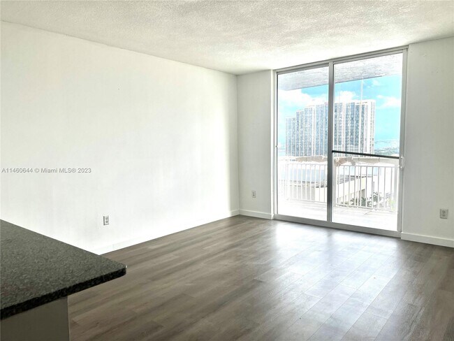 Foto del edificio - 275 NE 18th St