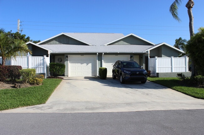 Building Photo - 6686 SE Yorktown Dr