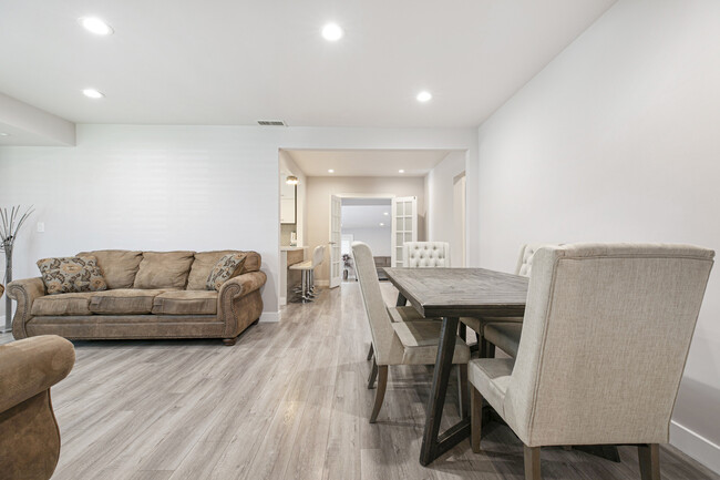 Foto del edificio - 1527 N Screenland Dr