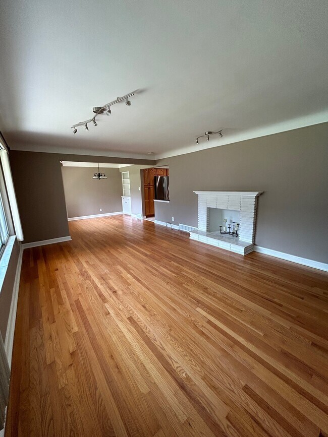Living Room - 2558 Avonhurst Dr