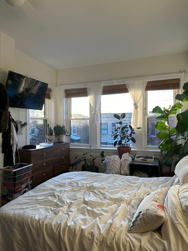 Photo - 2429 N California Ave Apartment