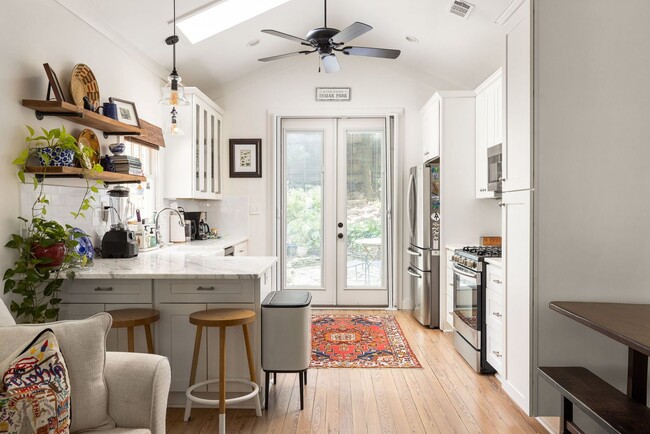 Building Photo - Gorgeous 2/1 in the Heart of Inman Park w/...