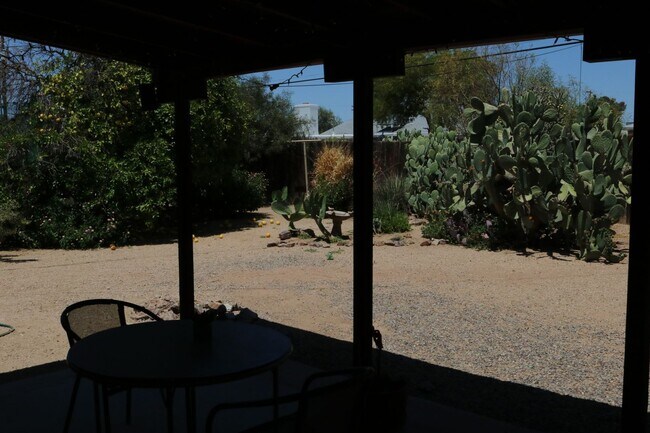 Foto del edificio - Two bedroom one bath fully furnished located in central Tucson!