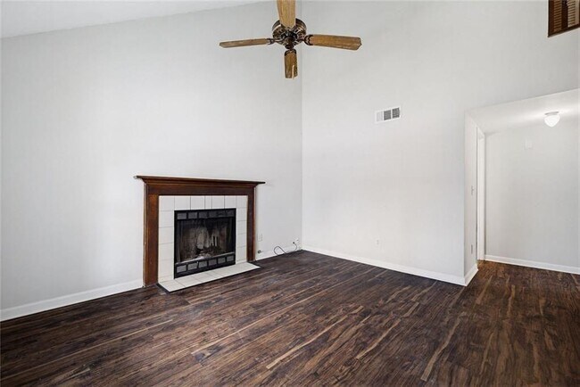 Foto del edificio - 1055 Autumn Crest Ct
