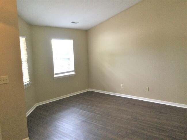 Building Photo - 647 Clydesdale Lane