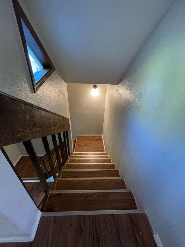 Building Photo - 3 Bed 2 Bath, 2 Story House