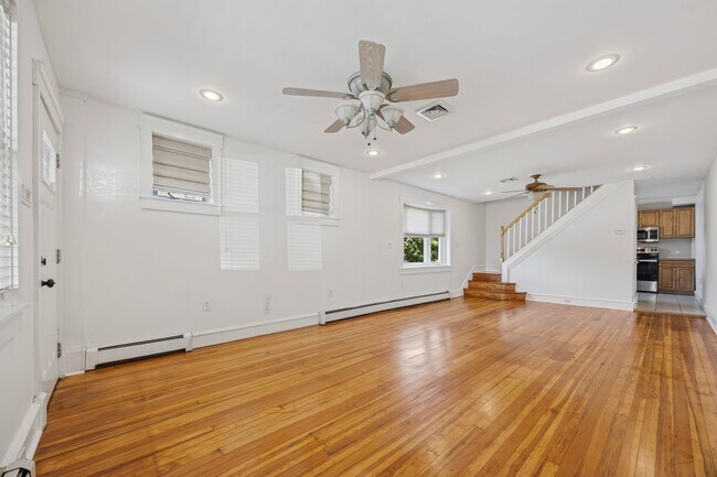 Foto del edificio - Charming 3-Bed Twin Home in the Heart of C...