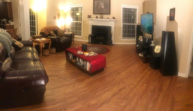 Building Photo - Beautiful and well maintained 4 Bedroom, 3...
