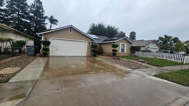 Foto del edificio - Great NW home with POOL & SOLAR!