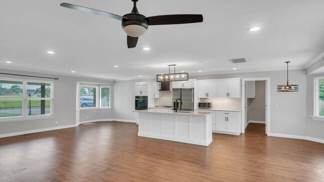 Foto del edificio - Prime Location! Fully Remodeled Home in th...