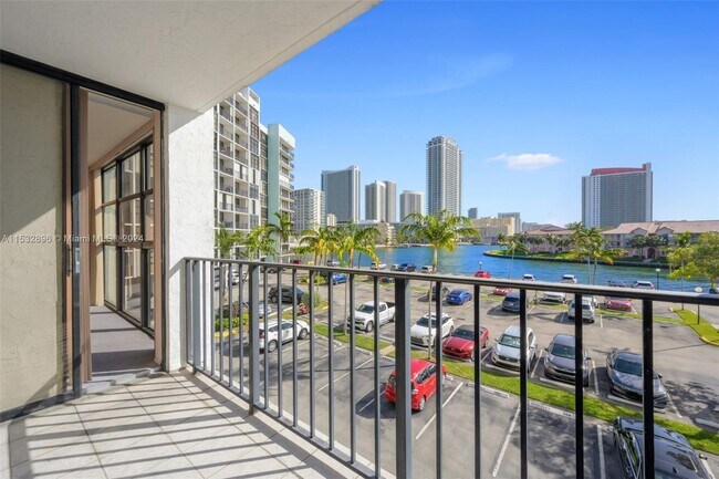 Foto del edificio - 200 Leslie Dr