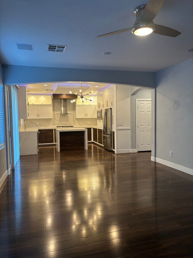 Building Photo - Stunningly Remodeled 6 bedrooms no back ne...