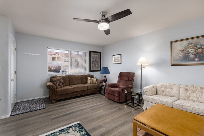 Building Photo - Scenic View Community two-story townhouse ...