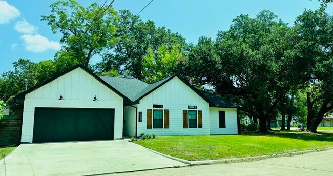 Building Photo - 1802 Avenue D