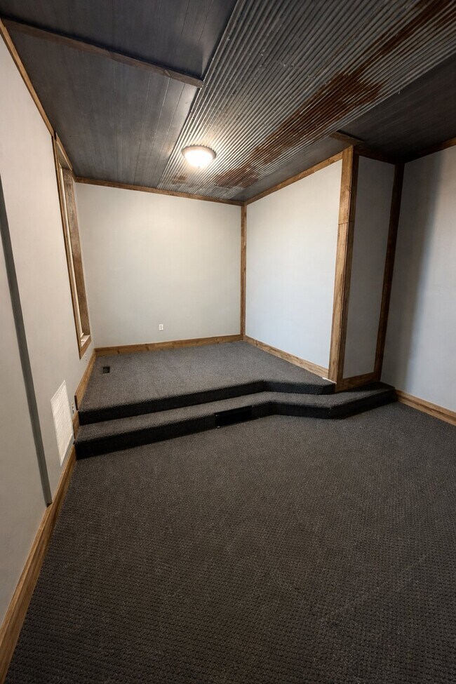Building Photo - 302 S Mayne St