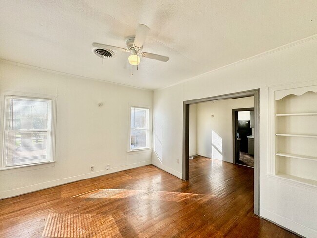 Building Photo - Cute 1/1 Duplex near Lakewood Shopping Center