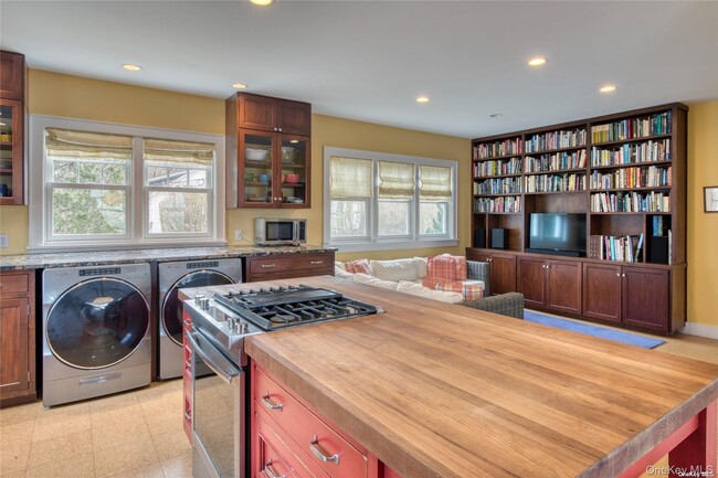 Building Photo - 2100 Youngs Rd