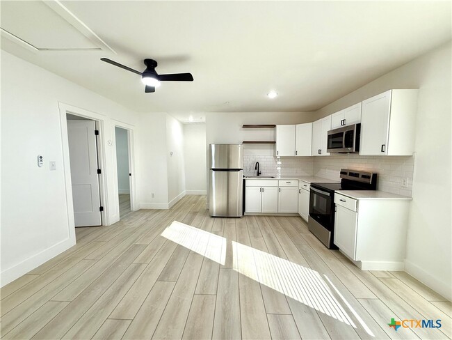 Foto del edificio - 2204 W San Antonio St