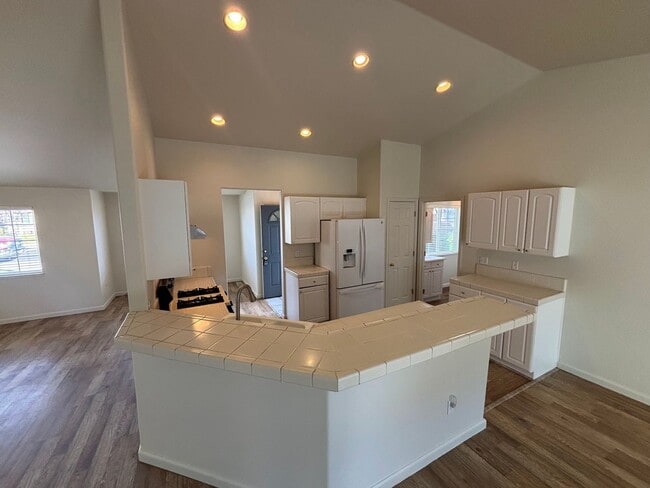 Building Photo - Great home in Chichester Estates