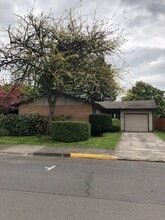 Building Photo - 800 NE 15th St