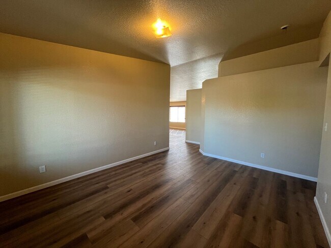Building Photo - 4 BEDROOM HOME!