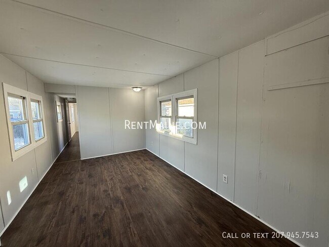 Foto del edificio - 681 Main Rd N