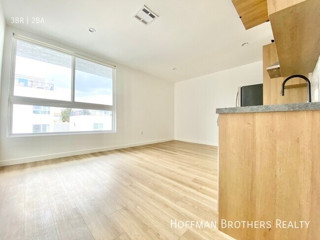 Building Photo - 233 Rosemont Ave Los Angeles, CA 90026