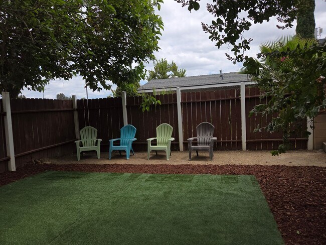 Foto del edificio - PRIVATE 3 bed/3 bath HOME + LARGE BONUS ROOM. NO OTHER UNITS ON PROPERTY.