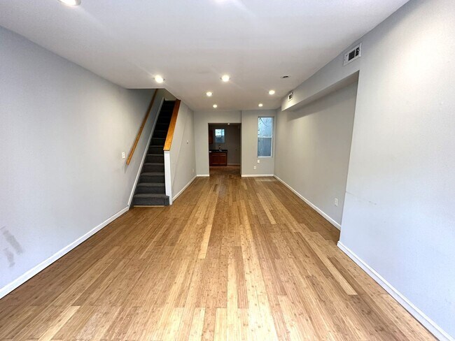 Foto del edificio - Gorgeous 3-Bedroom Townhouse in Point Bree...