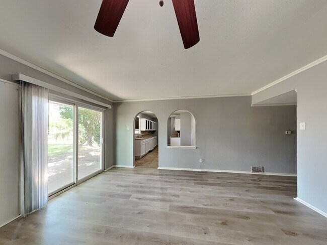 Building Photo - Charming 3/2 Home!!