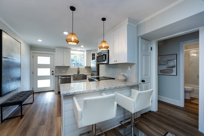 Building Photo - Plaza Midwood Apartments