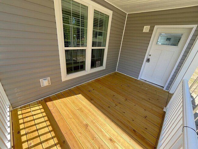 Building Photo - 5668 Woodford St