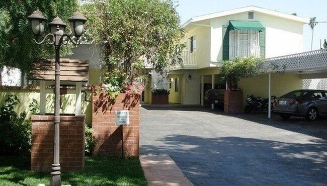 Frente del edificio de apartamentos y estacionamientos - 140 N Wilson Ave