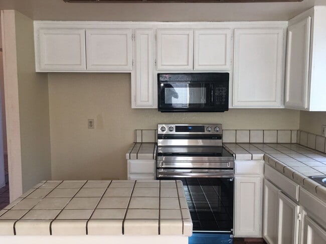 Foto del edificio - Spacious 2 Story Home