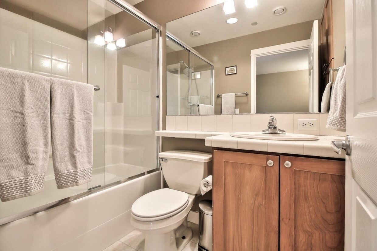 Shared bath with 1 person - 125 Laurel Grove Ln (San Jose, CA)