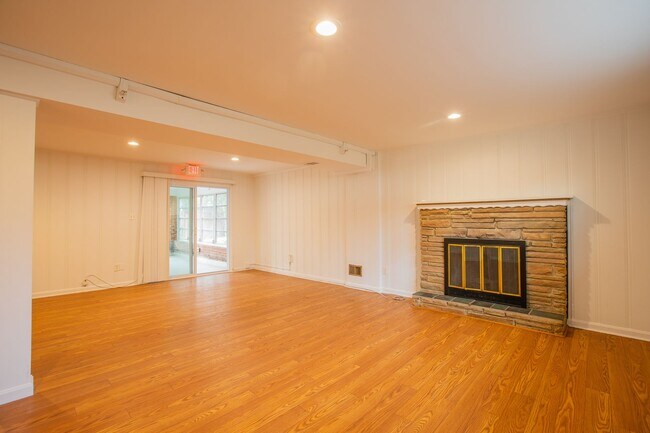Building Photo - Huge 1 Bedroom & Den Basement Apartment in Ft. Washington! ALL UTILITIES INCLUDED!!