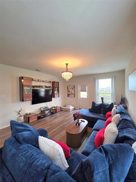 Foto del edificio - 350 Bedford Falls Ln