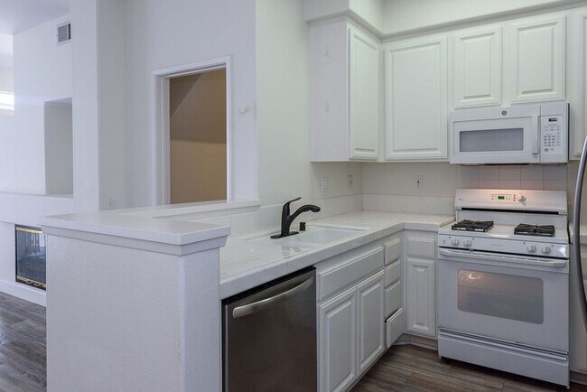 Foto del edificio - Quiet Carmel Valley Condo For Rent!