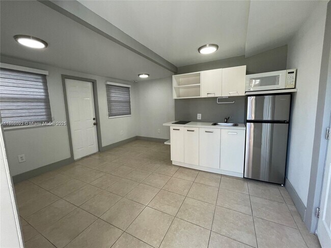Foto del edificio - 736 NW 22nd Ct
