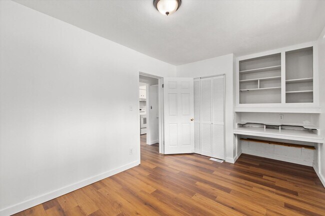 Building Photo - 4 Bedroom 2 Bath with Den Spacious Lot and...