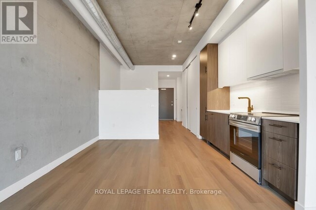 Building Photo - 10 James St