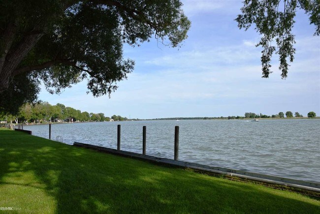 Foto del edificio - 8445 Colony Dr