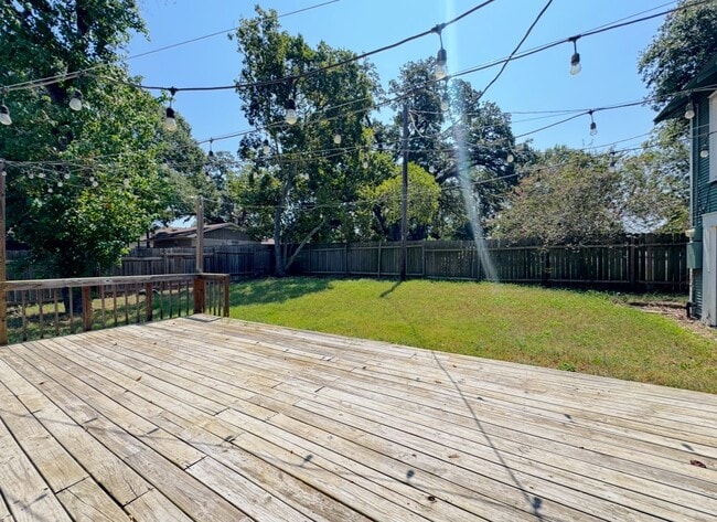 Building Photo - 909 W Main St