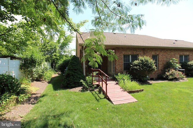 Building Photo - 227 Donna Dr