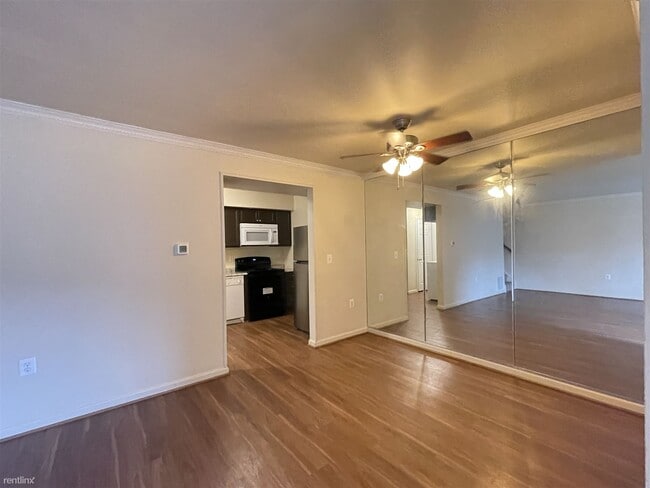 Building Photo - 2 br, 1.5 bath Townhome - 9075 North Laure...