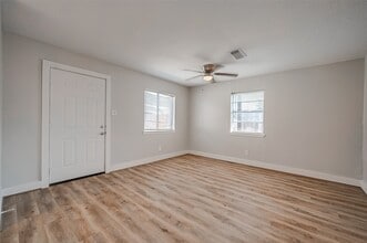 Building Photo - 8814 Manus St