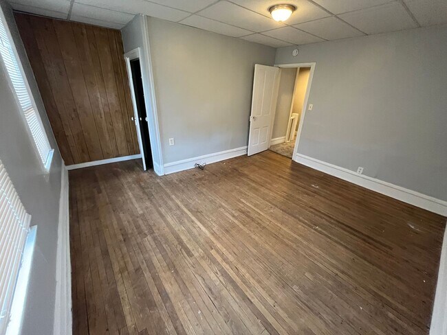 Building Photo - Remodeled 2 Bedroom!
