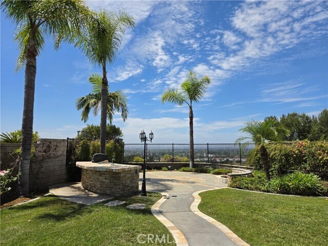 Foto del edificio - 17568 Cloverdale Way